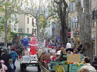 Cliquez ici pour voir tout le reportage sur les festivités de Noël 2003 à Trets : parade, marché de noël...
