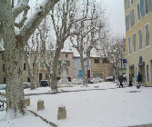 Plusieurs plans sur les rues de Trets enneigée durant l'hiver 2005