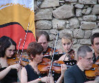 52 musiciens en concert dans la cour du chateau
